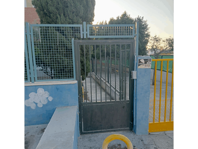 Entrada a la casa del conserje