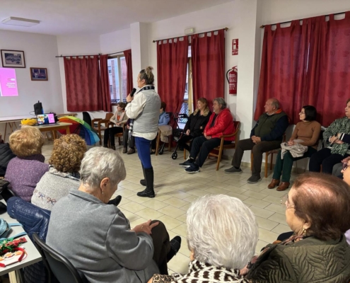 Los mayores participan en el taller sobre Deterioro cognitivo y demencia del programa de Aulas de Experiencias 2